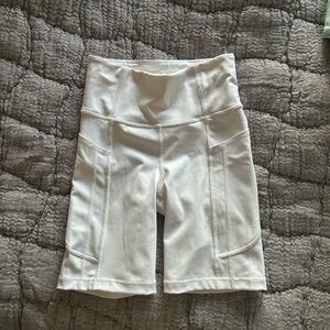Athleta Salutation Stash High Rise 7" Short